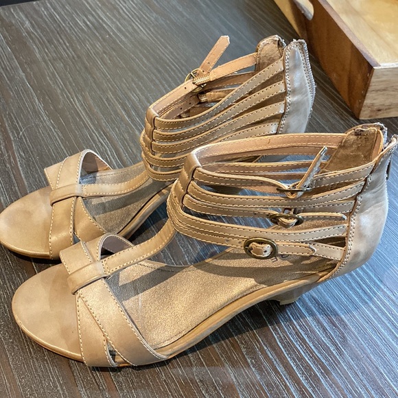 2/$25. Ladies pure by Alfred Sung shoes in size 8. Almost new. - Picture 3 of 9